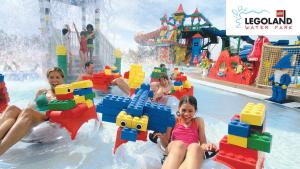 Rove At The Park في دبي: مجموعة من الأطفال يلعبون في الماء في الحديقة المائية