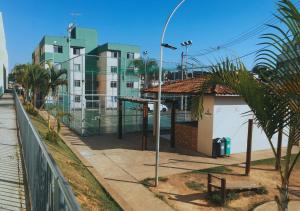 a street light on a sidewalk next to a building at Elegância e Conforto no Centro da Cidade in Vespasiano