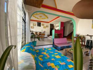 een kamer met een bed en een woonkamer bij Casa EL Mundo in Oaxaca City