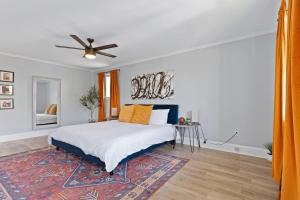 um quarto com uma cama e uma ventoinha de tecto em Quiet Retreat Off Magazine W Balcony & Parking! em Nova Orleans