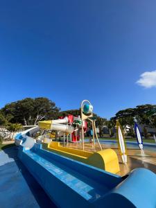 un barco en el agua en un parque acuático en Shelly Beach Holiday Park, en The Entrance