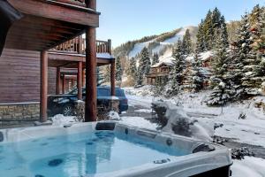 Slopeside Luxury Chalet 100/ Hot Tub & Great Views / Best Price - $500 FREE Activities Daily v zime