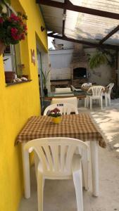 einen Tisch und Stühle auf einer Terrasse in der Unterkunft Pousada Beira-mar I in Bertioga