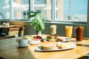 una mesa con comida para el desayuno y bebidas en ella en Peninsula Island Resort & Spa - Beachfront Property at South Padre Island, en South Padre Island