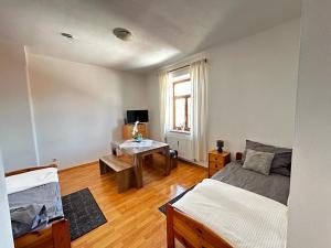 a bedroom with a bed and a table and a window at Wunderschönes Appartement Nahe der Berge in Bruckmühl