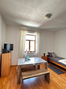 TV a/nebo společenská místnost v ubytování Wunderschönes Appartement Nahe der Berge + 21 fotografií