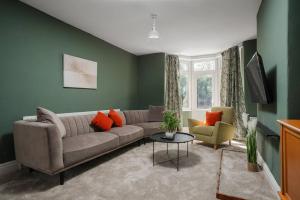 - un salon avec un canapé et deux chaises dans l'établissement Charming 3BD Home Didsbury House, à Manchester