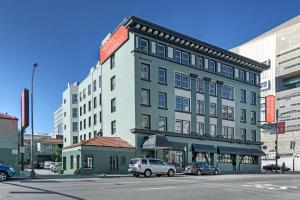 Hotel Garrett في سان فرانسيسكو: مبنى كبير فيه سيارات تقف امامه