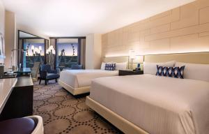 Postel nebo postele na pokoji v ubytování Harrah's Las Vegas Hotel & Casino