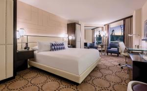 Postel nebo postele na pokoji v ubytování Harrah's Las Vegas Hotel & Casino