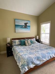 En eller flere senge i et værelse på Anglers Reef Vacation Rental + 28 billeder