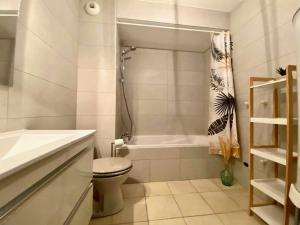 Ванная комната в Lumineux T1 : balcon, TV sat&VOD, proche Part-Dieu & Université