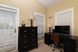 Et tv og/eller underholdning på Anglers Reef Vacation Rental