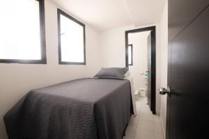 a bedroom with a bed and a bathroom at Apartamento edificio Exelaris in Cartagena de Indias