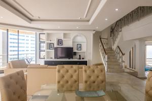 sala de estar con sofá y TV en Apartamento edificio Exelaris, en Cartagena de Indias