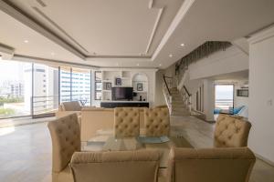 sala de estar con mesa y sillas en Apartamento edificio Exelaris, en Cartagena de Indias