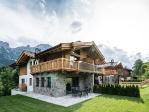 duży dom z tarasem na trawniku w obiekcie Chalet Anna Leogang w mieście Leogang