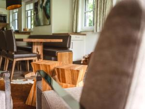 salon z drewnianymi stołami i krzesłami w obiekcie Chalet Anna Leogang w mieście Leogang +19 zdjęć
