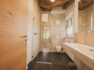 łazienka z toaletą, umywalką i prysznicem w obiekcie Chalet Anna Leogang w mieście Leogang