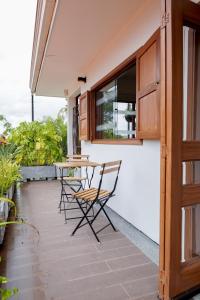 um pátio com 2 cadeiras e uma mesa na varanda em Cannatel Exclusive Hotel em La Tebaida