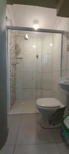 ein Bad mit einer Dusche und einem WC in der Unterkunft Studio Aconchegante no Edifício Mirante do Vale - 200Mb in São Paulo
