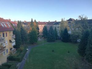 una vista aérea de un patio con árboles y edificios en Szófia Wellness Apartman, en Nagykanizsa