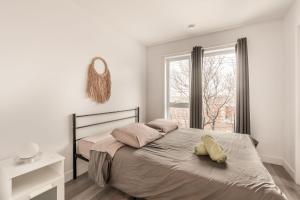 - une chambre avec un lit avec un miroir et une fenêtre dans l'établissement Apartment with 2 bedrooms and terrace - 1908, à Montréal
