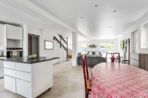 een keuken en eetkamer met een tafel en een keuken en een woonkamer bij Elegant vacation home in Deauville - Welkeys in Deauville