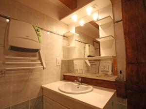 La salle de bains est pourvue d'un lavabo et d'un miroir. dans l'établissement Gîte Girmont-Val-d'Ajol, 4 pièces, 6 personnes - FR-1-589-50, à Girmont-Val-d'Ajol