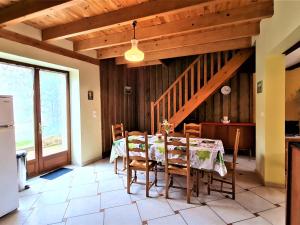 uma sala de jantar com uma mesa e uma escada em Gîte Méligny-le-Grand, 4 pièces, 6 personnes - FR-1-585-29 