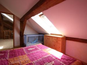 - une chambre avec un lit et une couette violette dans l'établissement Gîte Girmont-Val-d'Ajol, 4 pièces, 6 personnes - FR-1-589-50, à Girmont-Val-d'Ajol