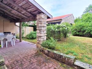 eine Terrasse mit einem Tisch und Stühlen im Hof in der Unterkunft Gîte Méligny-le-Grand, 4 pièces, 6 personnes - FR-1-585-29 