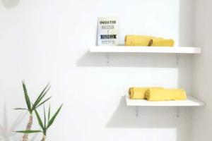 a shelf with two yellow objects on a wall at Casa (2) in Diamantina