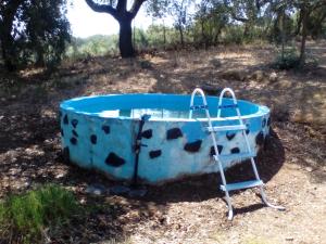 bañera en medio de un campo en La Nature alojamiento natural, en La Codosera