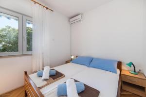 เตียงในห้องที่ Apartments and rooms by the sea Gradac, Makarska - 21986