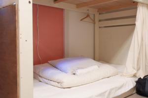 Ένα ή περισσότερα κρεβάτια σε δωμάτιο στο hostel Ini kobe l Self Cozy Stay