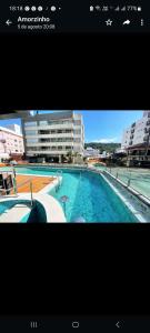 ボンビーニャスにあるÓtimo Apto, Jacuzzi aquecida e piscina, pertinho da praiaの都市のスイミングプール写真