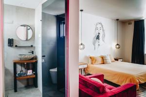 The Pink Hotel Coolangatta客房内的一张或多张床位