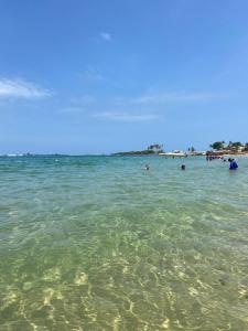 un grupo de personas en el agua en la playa en Pousada Nativo, en Morro de São Paulo