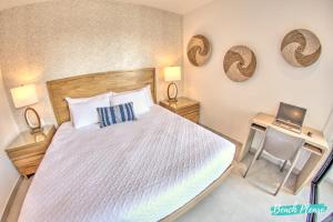 Una cama o camas en una habitación de Mina Bucerias Golden Zone - 1 Block to Beach