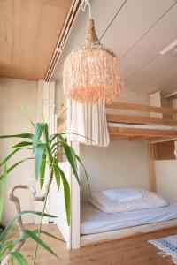 Hostel Ini kobe & Donut cafe في كوبه: غرفة نوم مع سرير بطابقين ومصباح