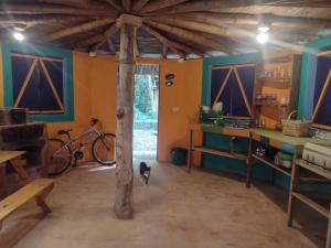 a room with a bike and a wooden pole at La malokita in San Agustín