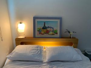 een slaapkamer met een bed met een foto aan de muur bij Miranda House in Jeonju