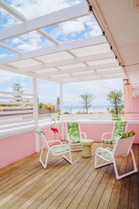 The Pink Hotel Coolangatta的阳台或露台
