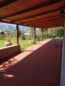 un patio vacío con pérgola de madera en Casas de Altura 1 en Tafí del Valle