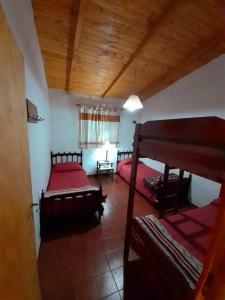 1 dormitorio con 2 literas en una casa en Casas de Altura 1 en Tafí del Valle