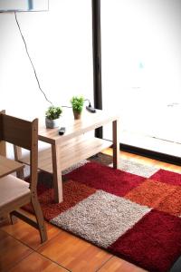 una mesa de madera con macetas encima de una alfombra en Grandioso departamento a cuadras de Parque O'higgins, en Santiago