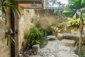 ogród z wanną i palmą w obiekcie Sacred Beji by Pramana Villas w mieście Payangan