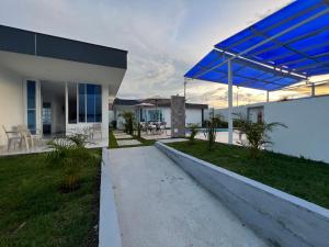 nowoczesny dom z dużym niebieskim baldachimem w obiekcie Cabañas Compostela Gigante w mieście Gigante