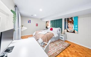 Gallery image of Spacious bedroom with garden view, fridge, workspace in Toronto